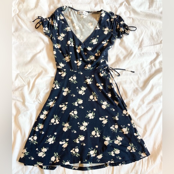 Hollister Dresses & Skirts - Hollister Women’s navy floral wrap dress with shoulder ties- XS Long